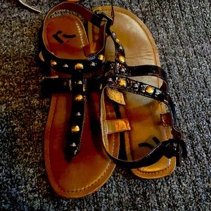 Patent leather sandal with gold/silver embossment/embellishment